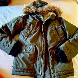 Size 6/7 Green Puffer Jacket with Fur Hood and Weather-Resistant Fabric